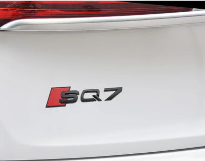 Badge coffre Audi SQ7 Black Edition logo noir - vue de profil - Becquet Voiture