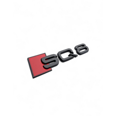 Badge coffre Audi SQ8 Black Edition logo noir - vue de trois-quarts - Becquet Voiture