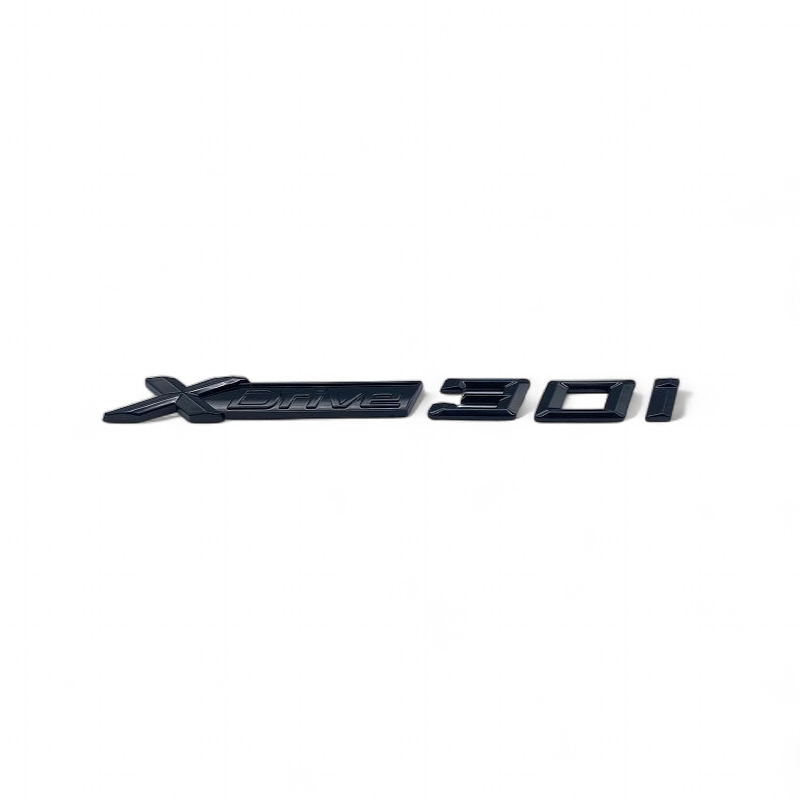 Badge coffre BMW X4 noir brillant Gloss Black xDrive - vue arrière - Becquet Voiture