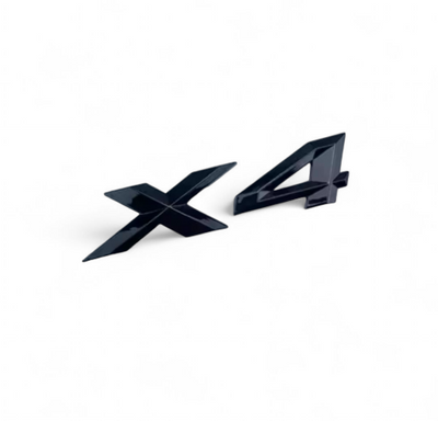 Badge coffre BMW X4 noir brillant Gloss Black xDrive - vue de face - Becquet Voiture