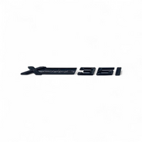 Badge coffre BMW X4 noir brillant Gloss Black xDrive - vue de trois-quarts - Becquet Voiture