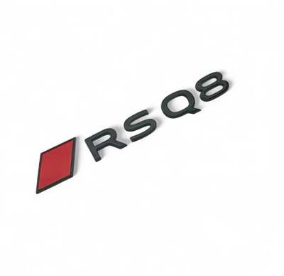 Badge Coffre Noir Audi RSQ8 Black Edition Emblem Arrière Sport - vue de trois-quarts - Becquet Voiture