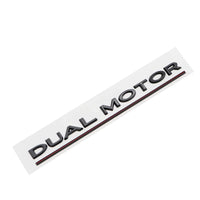 Badge DUAL MOTOR Tesla Model 3 Y - vue de trois-quarts - Becquet Voiture