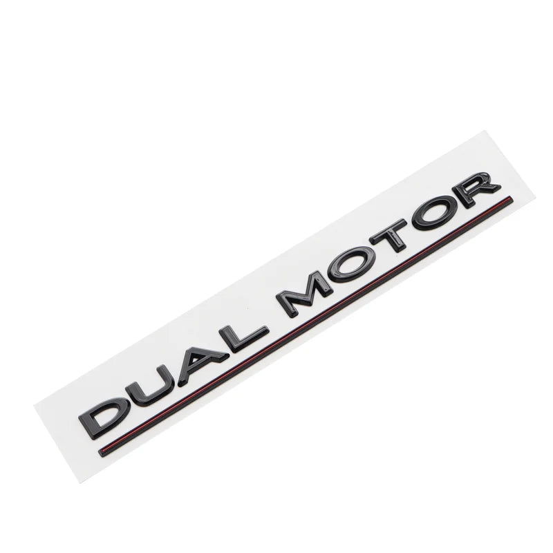 Badge DUAL MOTOR Tesla Model 3 Y - vue de trois-quarts - Becquet Voiture