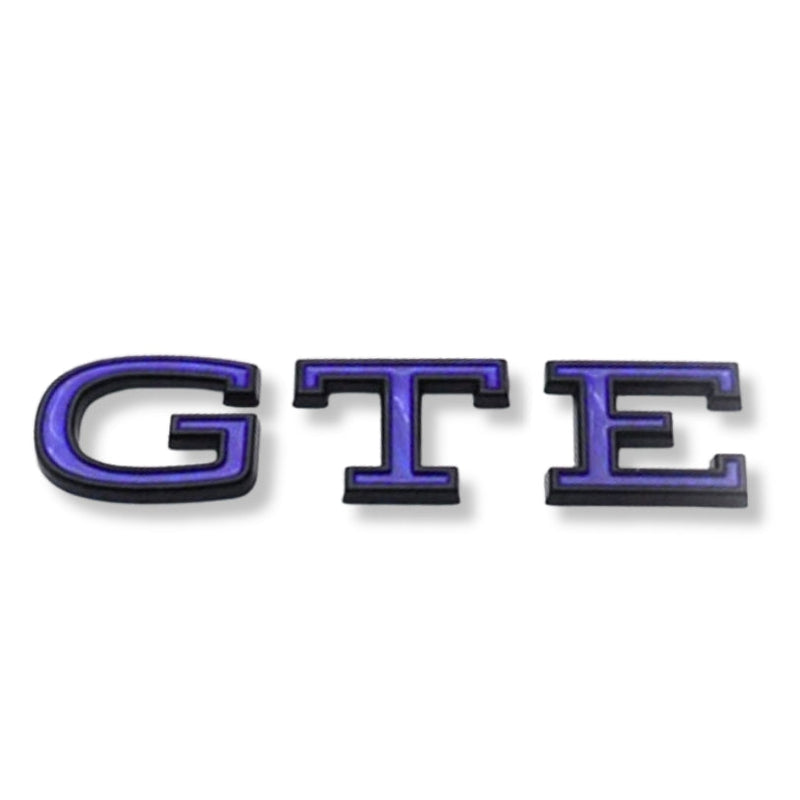 Badge GTE Volkswagen Golf 7 8 Avant Arrière - détail du montage - Becquet Voiture