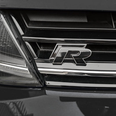 Badge Logo R VW Golf Avant Arrière - vue de profil - Becquet Voiture
