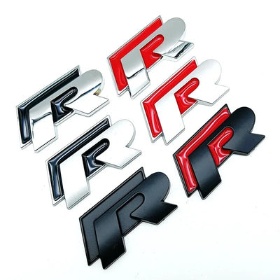 Badge Logo R VW Golf Avant Arrière - vue de trois-quarts - Becquet Voiture