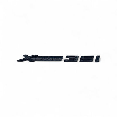 Badge Noir Coffre BMW X6 Xdrive 30d 35i 35d 40i - vue de trois-quarts - Becquet Voiture