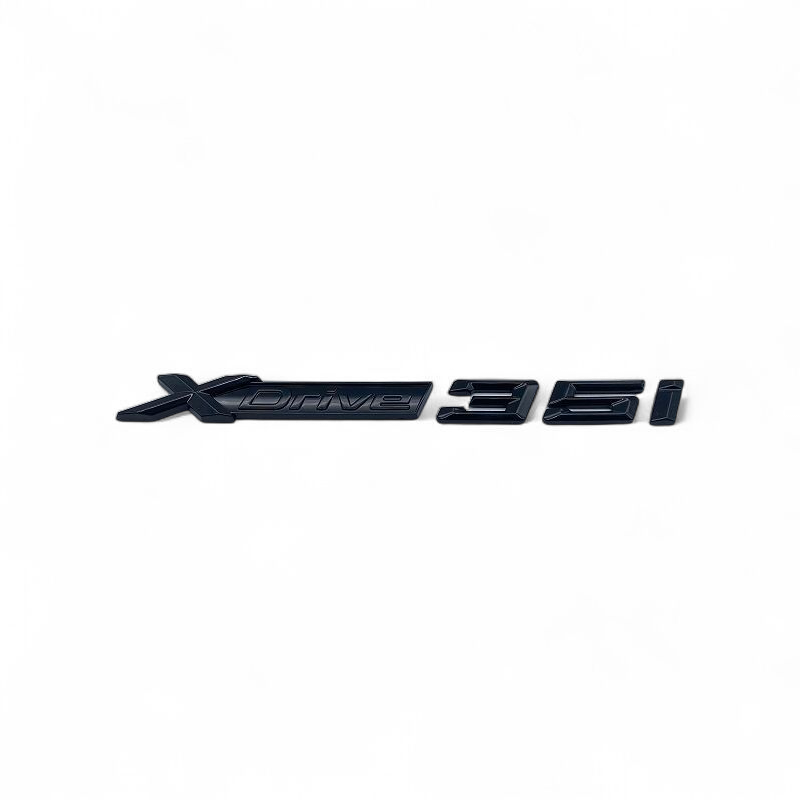 Badge Noir Coffre BMW X6 Xdrive 30d 35i 35d 40i - vue de trois-quarts - Becquet Voiture