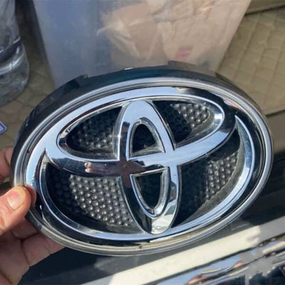Badge Toyota LED Lumineux Chromé RGB Calandre - détail du montage - Becquet Voiture