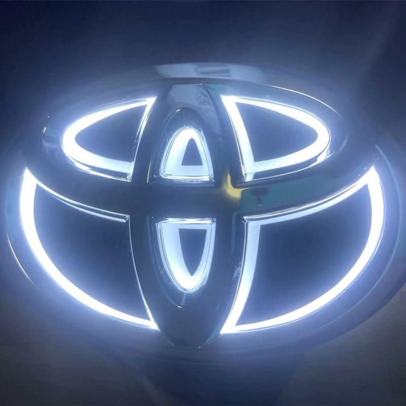 Badge Toyota LED Lumineux Chromé RGB Calandre - vue de face - Becquet Voiture