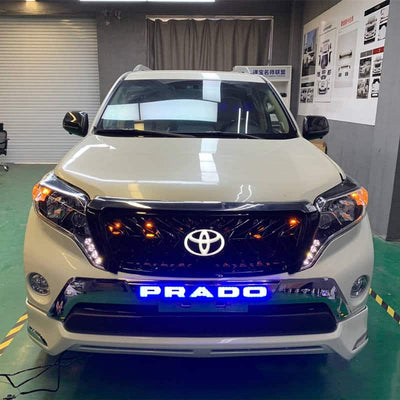 Badge Toyota LED Lumineux Chromé RGB Calandre - vue de trois-quarts - Becquet Voiture