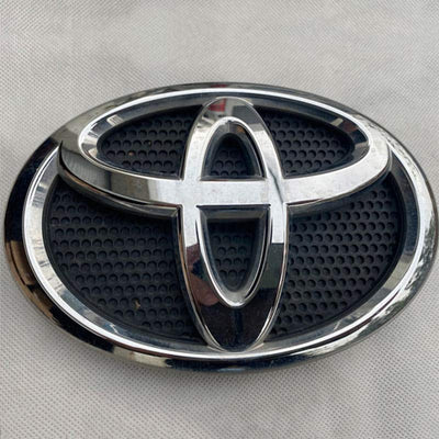 Badge Toyota LED Lumineux Chromé RGB Calandre - vue rapprochée - Becquet Voiture