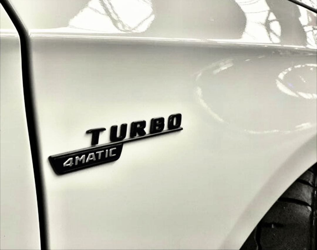 Badges aile TURBO 4MATIC Mercedes A45 CLA noir - vue de face - Becquet Voiture