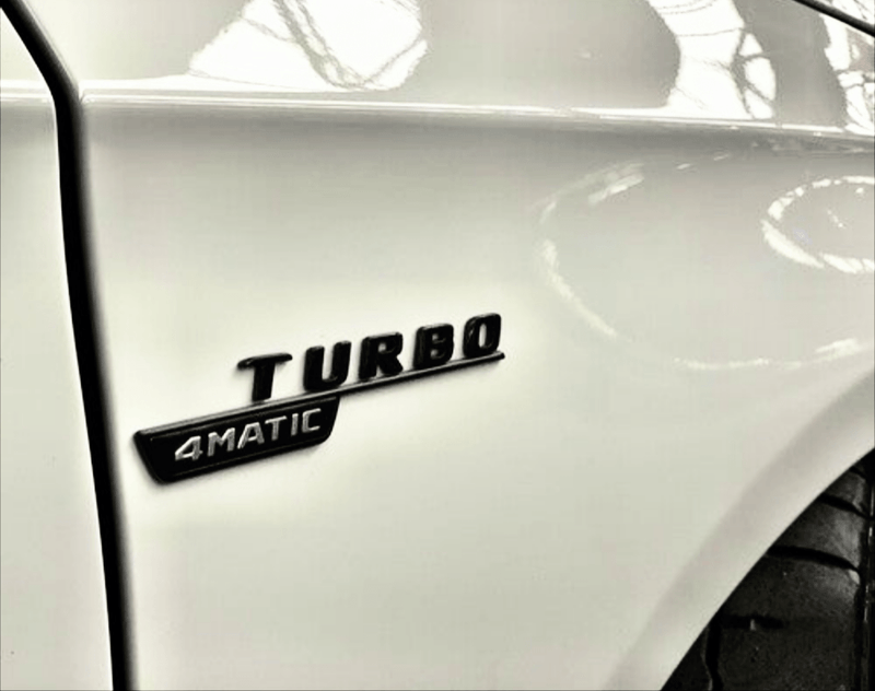 Badges aile TURBO 4MATIC Mercedes A45 CLA noir - vue de face - Becquet Voiture