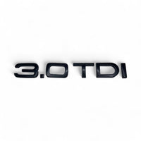 Badges coffre Audi TDI noir brillant - détail du montage - Becquet Voiture