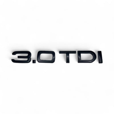 Badges coffre Audi TDI noir brillant - détail du montage - Becquet Voiture
