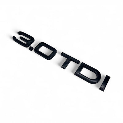 Badges coffre Audi TDI noir brillant - packshot studio - Becquet Voiture