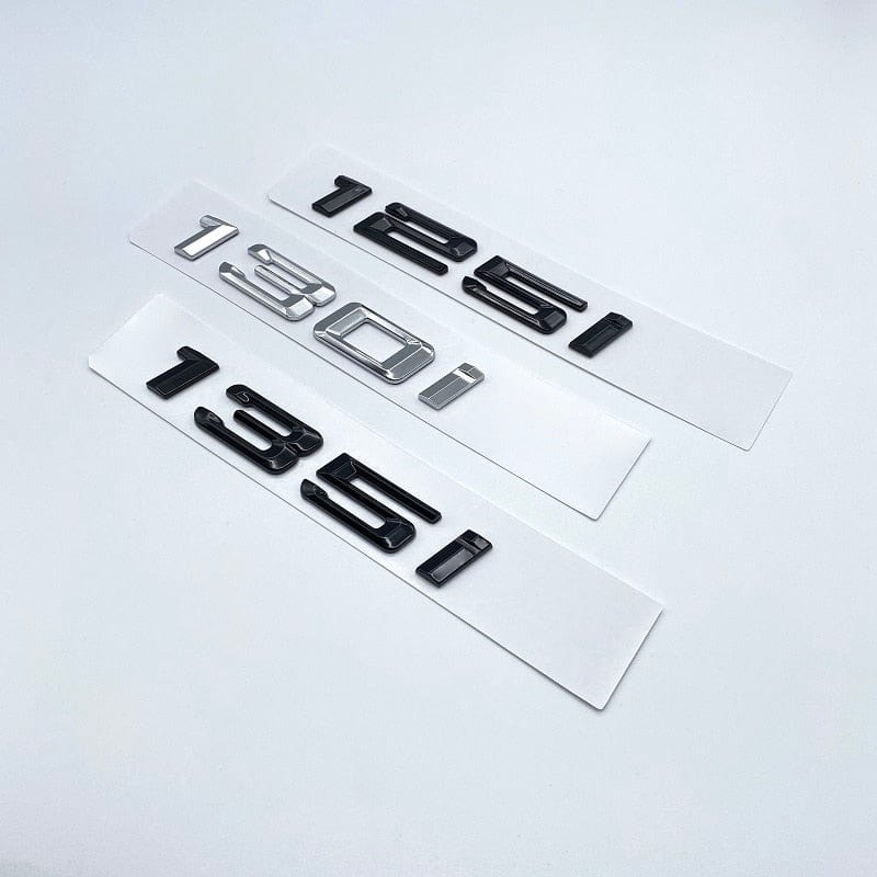 Badges coffre BMW Série 1 noir brillant - vue arrière - Becquet Voiture