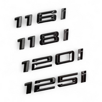 Badges coffre BMW Série 1 noir brillant - vue de profil 2 - Becquet Voiture