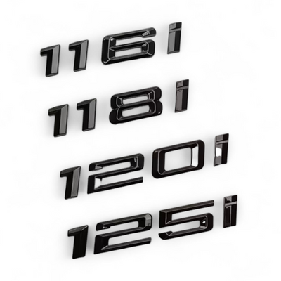 Badges coffre BMW Série 1 noir brillant - vue de profil 2 - Becquet Voiture