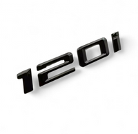 Badges coffre BMW Série 1 noir brillant - vue de trois-quarts - Becquet Voiture