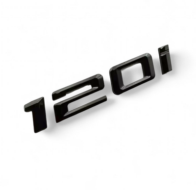 Badges coffre BMW Série 1 noir brillant - vue de trois-quarts - Becquet Voiture