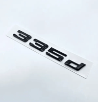 Badges coffre BMW Série 3 noir brillant - détail du montage 2 - Becquet Voiture