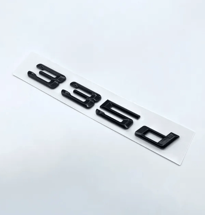 Badges coffre BMW Série 3 noir brillant - détail du montage 2 - Becquet Voiture