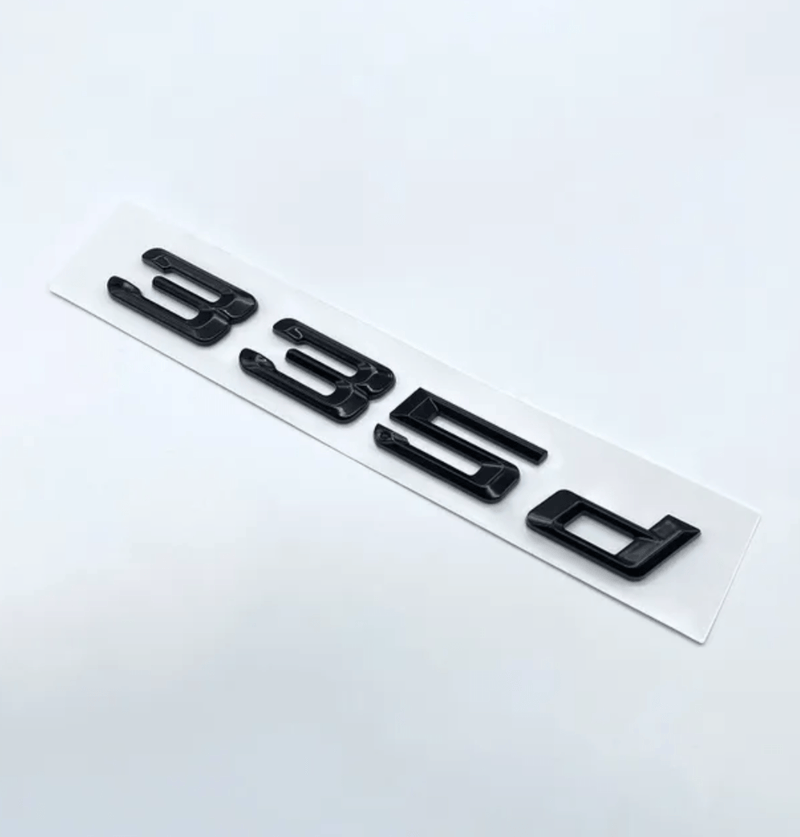 Badges coffre BMW Série 3 noir brillant - détail du montage 2 - Becquet Voiture