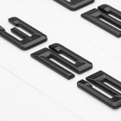 Badges coffre BMW Série 3 noir brillant - détail du montage 3 - Becquet Voiture