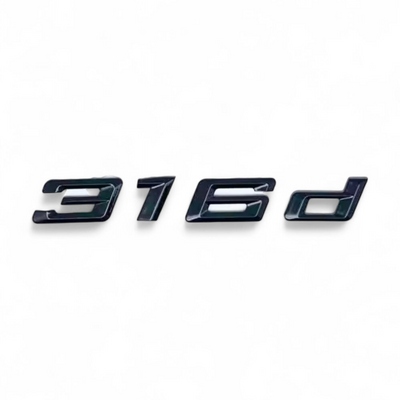 Badges coffre BMW Série 3 noir brillant - packshot studio 3 - Becquet Voiture