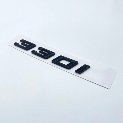 Badges coffre BMW Série 3 noir brillant - packshot studio - Becquet Voiture