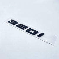 Badges coffre BMW Série 3 noir brillant - vue de dessus - Becquet Voiture