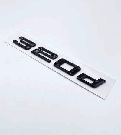 Badges coffre BMW Série 3 noir brillant - vue de face 3 - Becquet Voiture