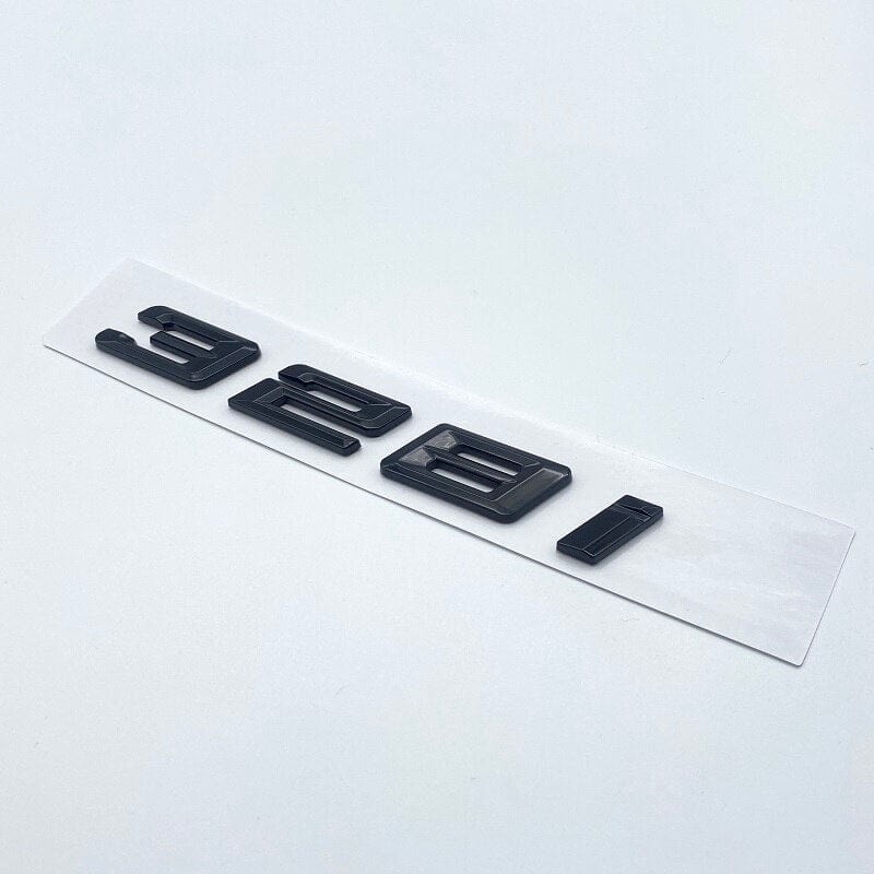 Badges coffre BMW Série 3 noir brillant - vue de face - Becquet Voiture