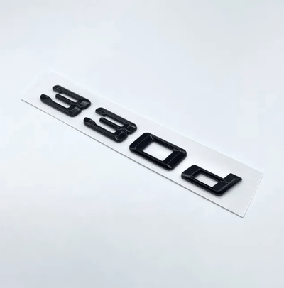 Badges coffre BMW Série 3 noir brillant - vue rapprochée 2 - Becquet Voiture