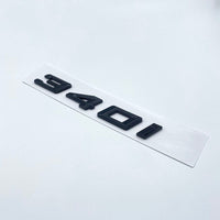 Badges coffre BMW Série 3 noir brillant - vue rapprochée - Becquet Voiture