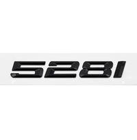 Badges coffre BMW Série 5 noir brillant - détail du montage 2 - Becquet Voiture