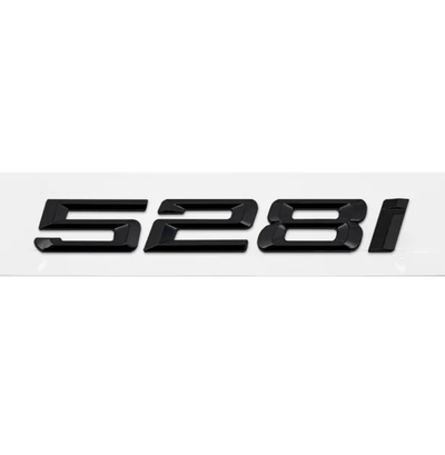 Badges coffre BMW Série 5 noir brillant - détail du montage 2 - Becquet Voiture