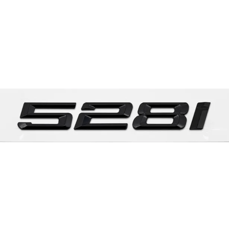 Badges coffre BMW Série 5 noir brillant - détail du montage 2 - Becquet Voiture