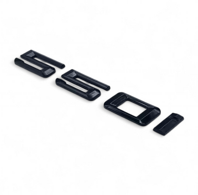 Badges coffre BMW Série 5 noir brillant - détail du montage 3 - Becquet Voiture