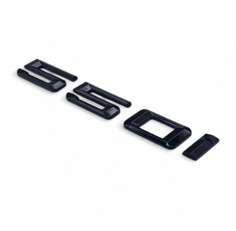 Badges coffre BMW Série 5 noir brillant - détail du montage 3 - Becquet Voiture