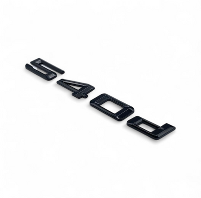 Badges coffre BMW Série 5 noir brillant - en situation - Becquet Voiture