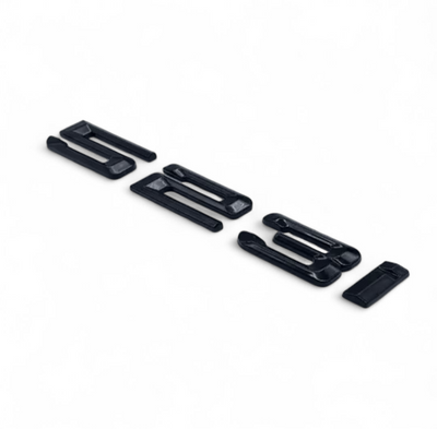 Badges coffre BMW Série 5 noir brillant - packshot studio 2 - Becquet Voiture