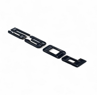 Badges coffre BMW Série 5 noir brillant - packshot studio - Becquet Voiture