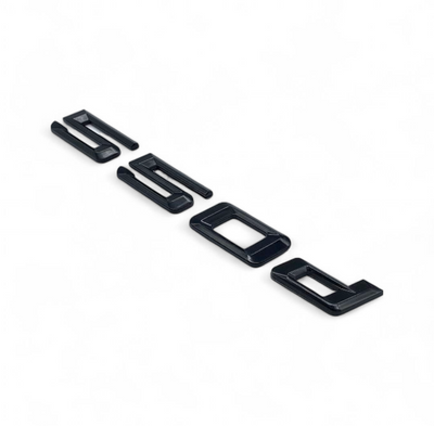 Badges coffre BMW Série 5 noir brillant - vue de profil 2 - Becquet Voiture