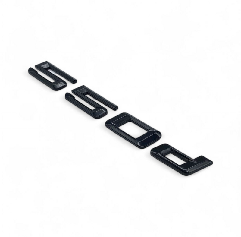 Badges coffre BMW Série 5 noir brillant - vue de profil 2 - Becquet Voiture
