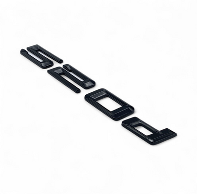 Badges coffre BMW Série 5 noir brillant - vue de profil - Becquet Voiture