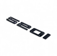 Badges coffre BMW Série 5 noir brillant - vue de trois-quarts 2 - Becquet Voiture